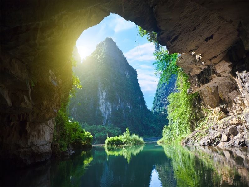 Không gian tĩnh lặng và huyền bí của Động Phong Nha qua góc nhìn du khách