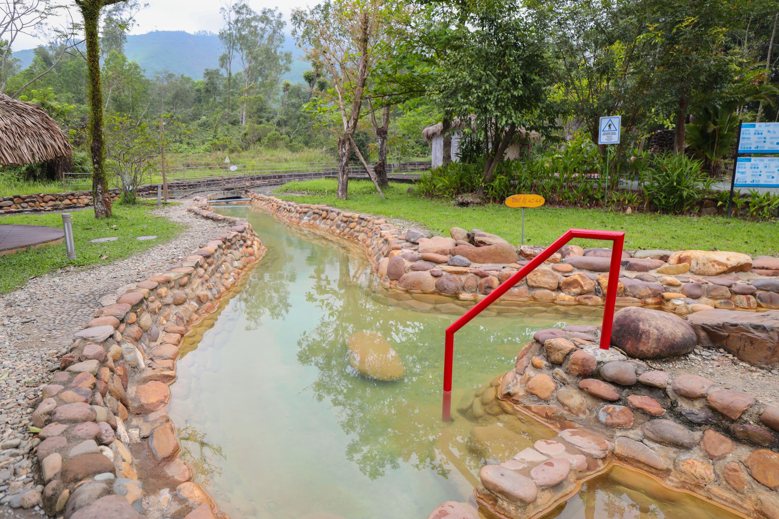 Suối khoáng nóng Thanh tân